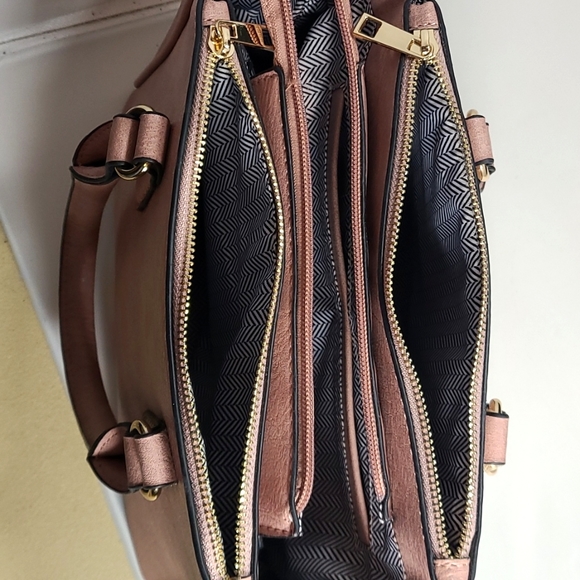 Isabelle Purse - Picture 9 of 11